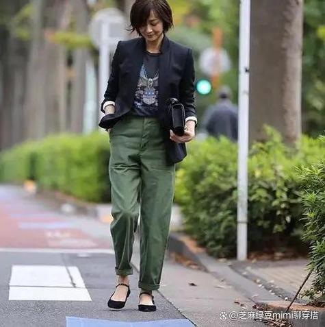 军绿色裤子配什么外套