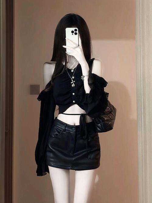 黑色a字皮短裙怎么搭配