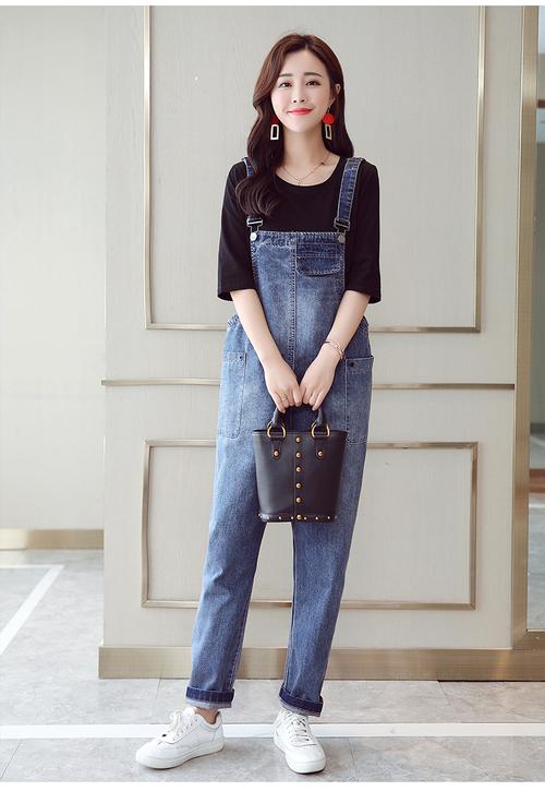 牛仔背带裤外套怎么搭配