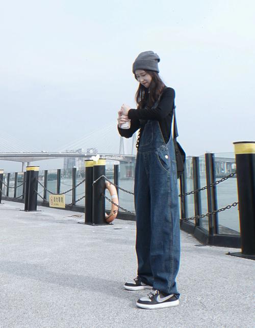 牛仔背带裤外套怎么搭配