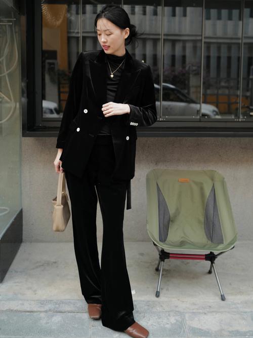 长款黑西装怎么搭配什么裤子好看