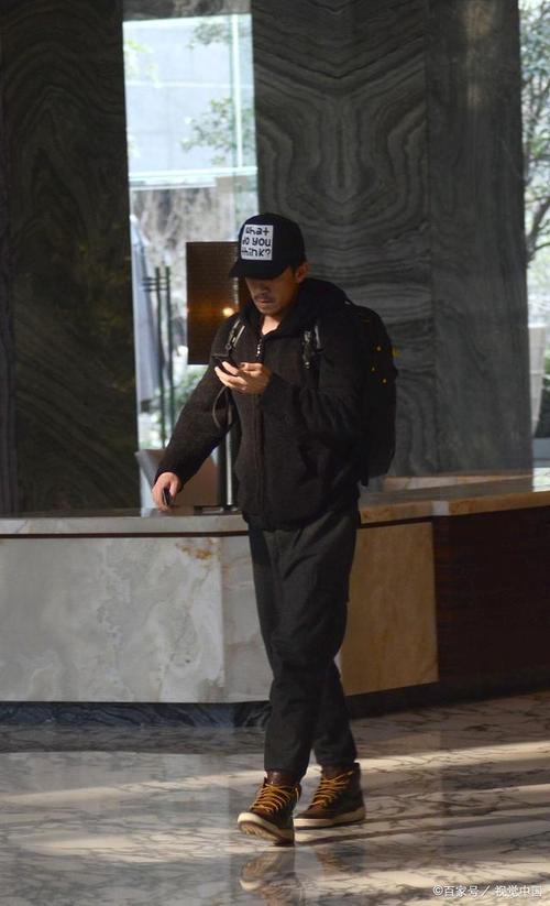 黑靴怎么搭配男士图片