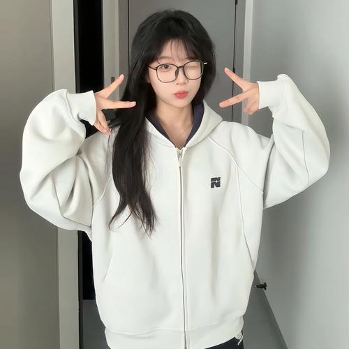 白色卫衣怎么搭配女