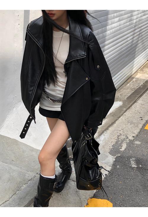 中款黑色皮衣怎么搭配内搭