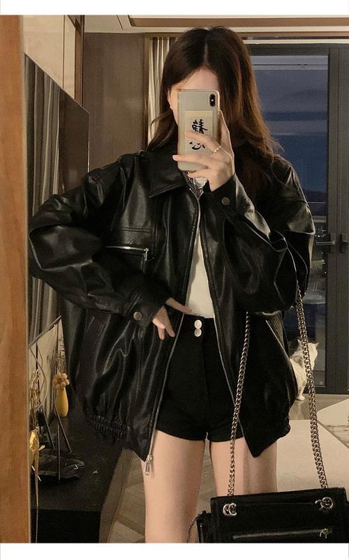 女人黑色皮衣怎么搭配