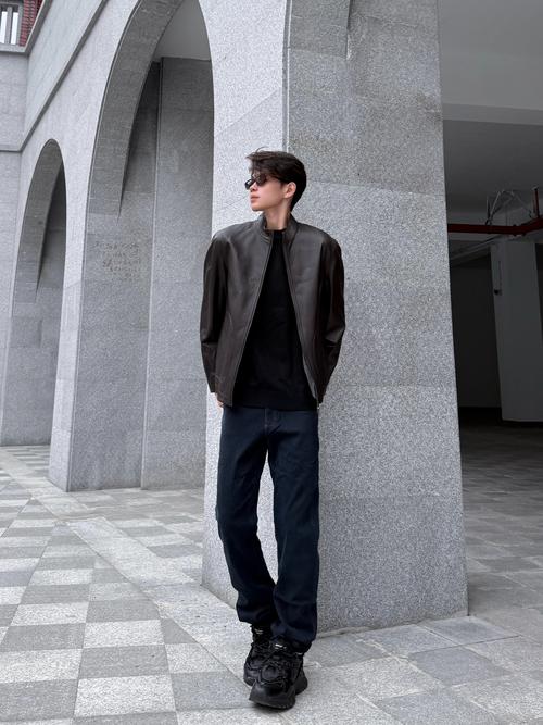 大款皮衣怎么搭配鞋子