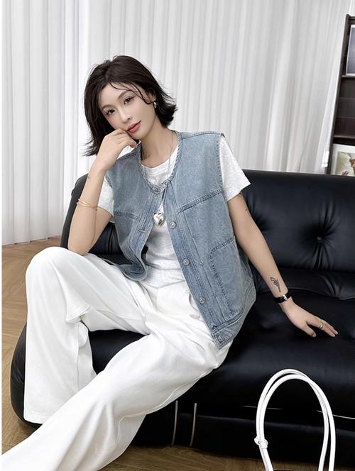 女士牛仔马甲怎么搭配好看