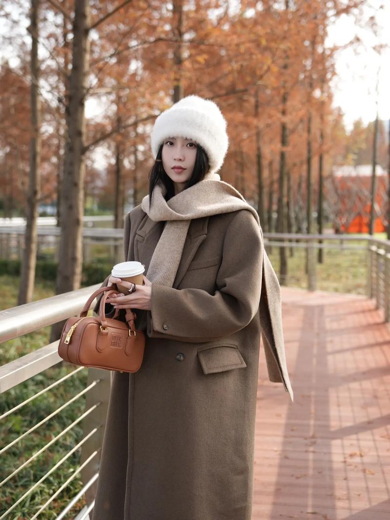 毛领毛呢大衣怎么搭配围巾