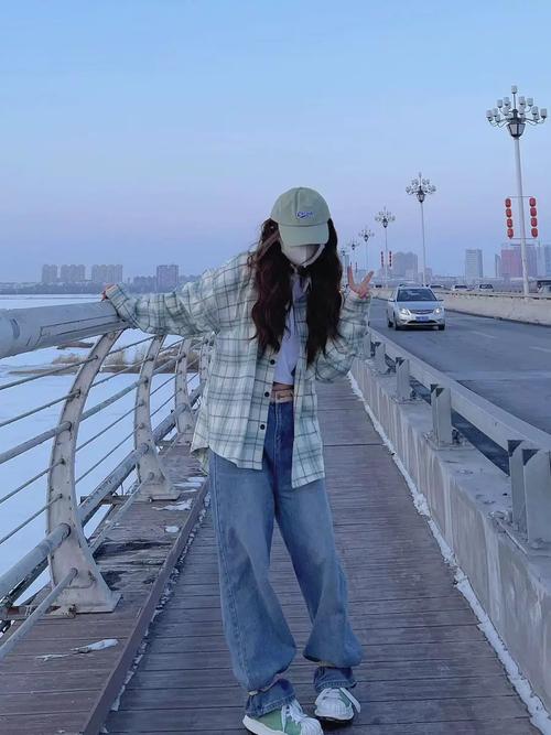 蓝色格子衬衫怎么搭配女