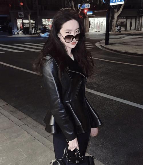 女生穿黑色皮衣裤子怎么搭配