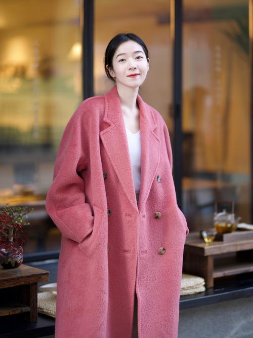 春款粉色风衣怎么搭配