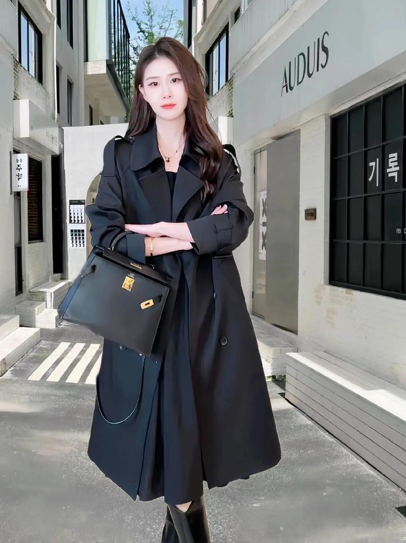 浅黑风衣怎么搭配