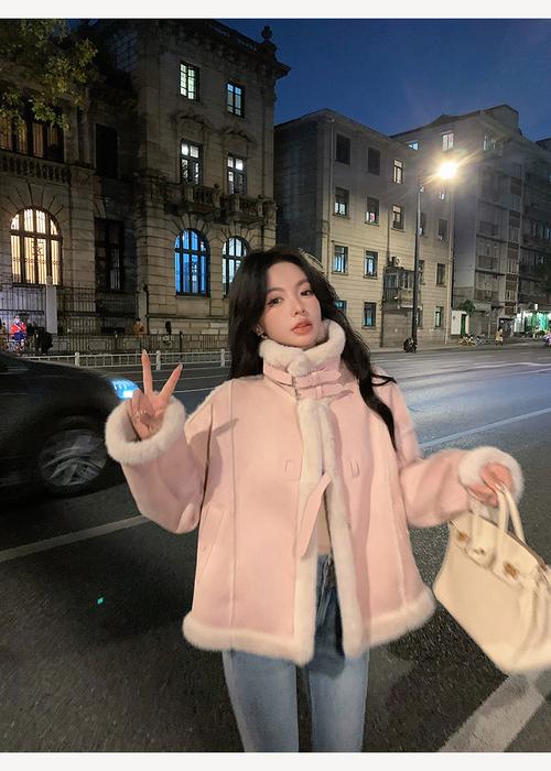 皮粉羊毛大衣里面怎么搭配