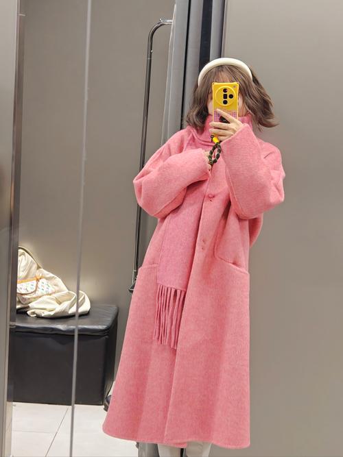 皮粉羊毛大衣里面怎么搭配