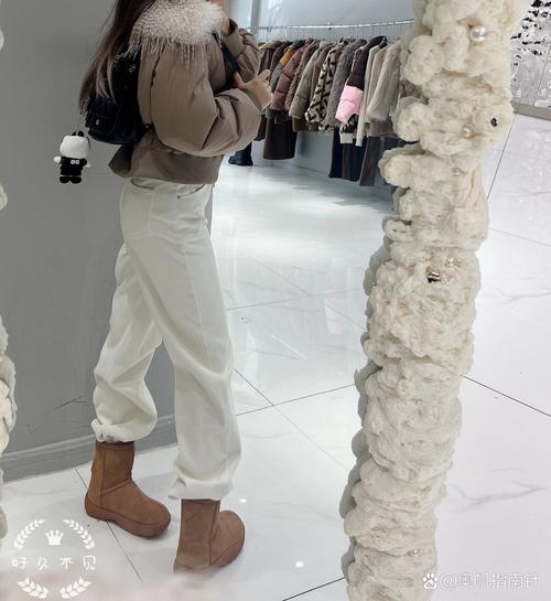 雪地靴白色怎么搭配