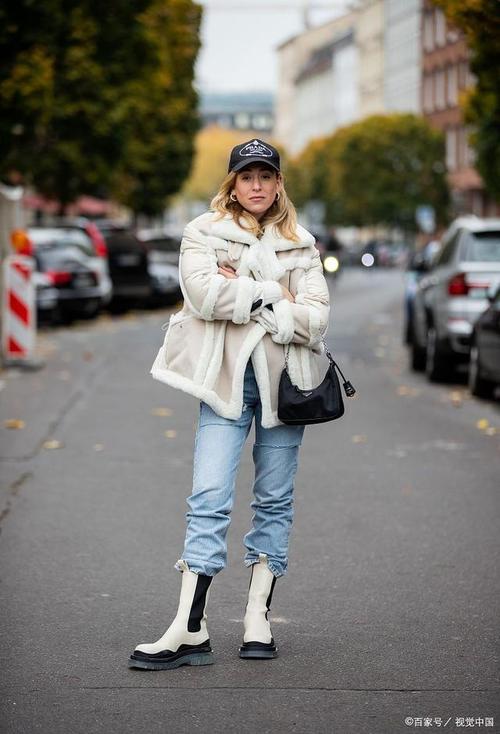 雪地靴白色怎么搭配