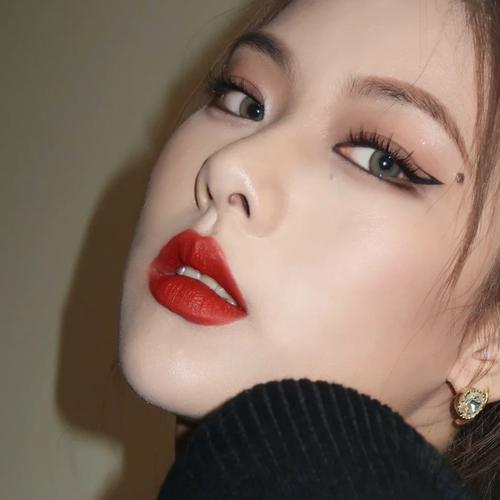 铁锈红的口红怎么搭配