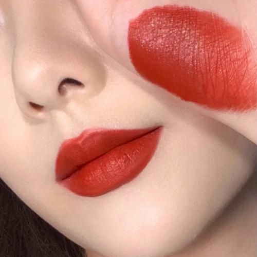 铁锈红的口红怎么搭配