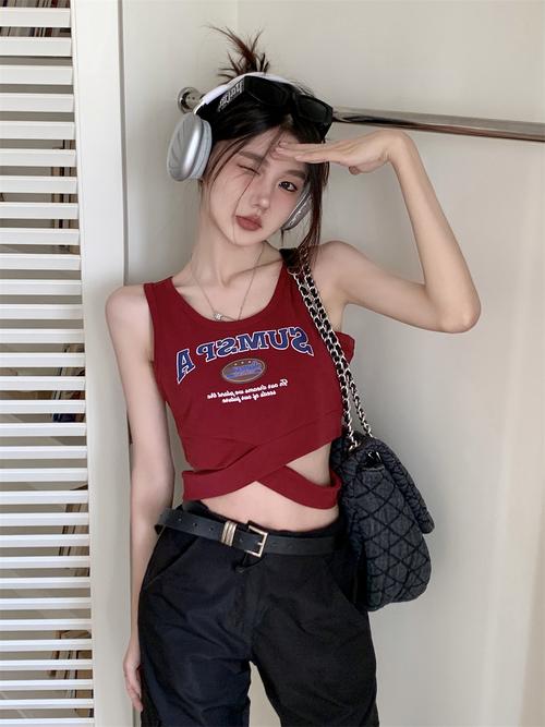 肤色吊带背心怎么搭配