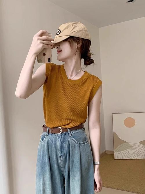 肤色吊带背心怎么搭配