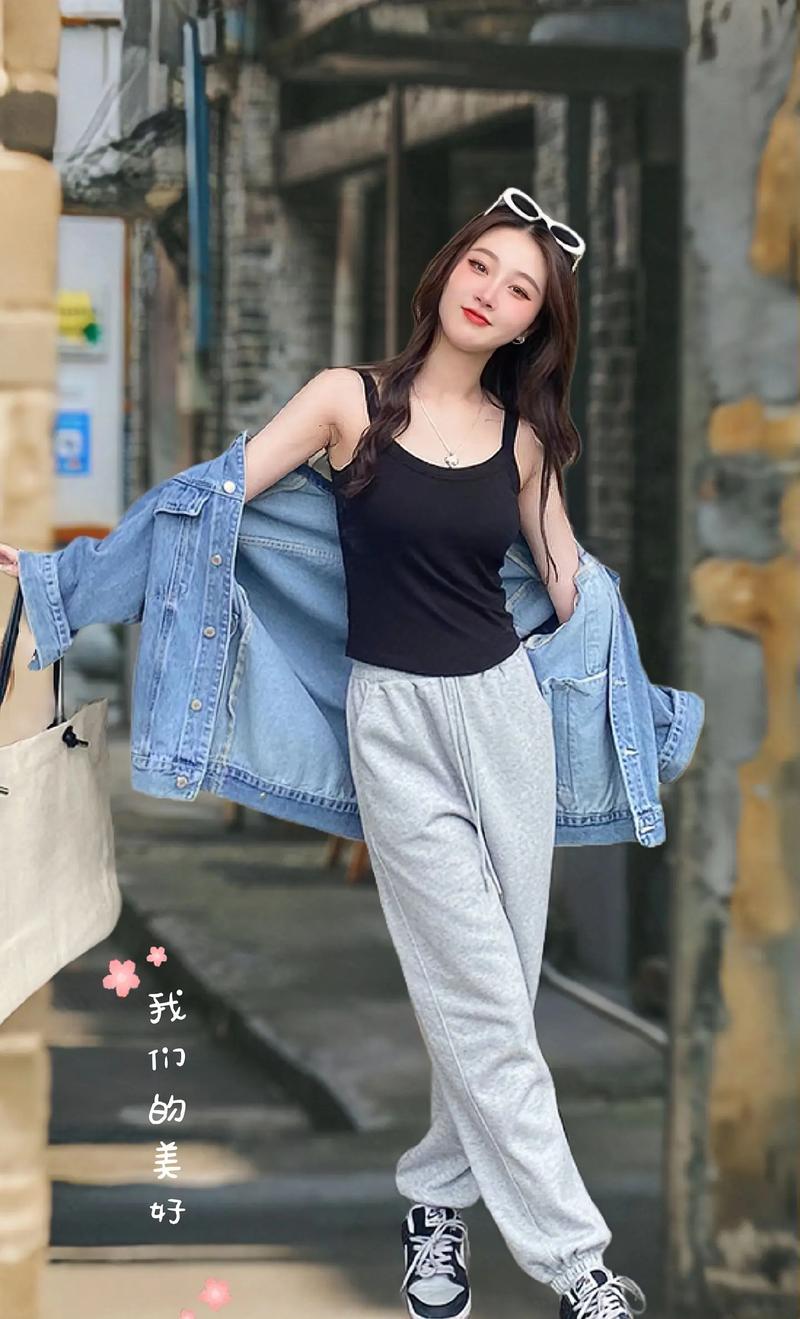 肤色吊带背心怎么搭配