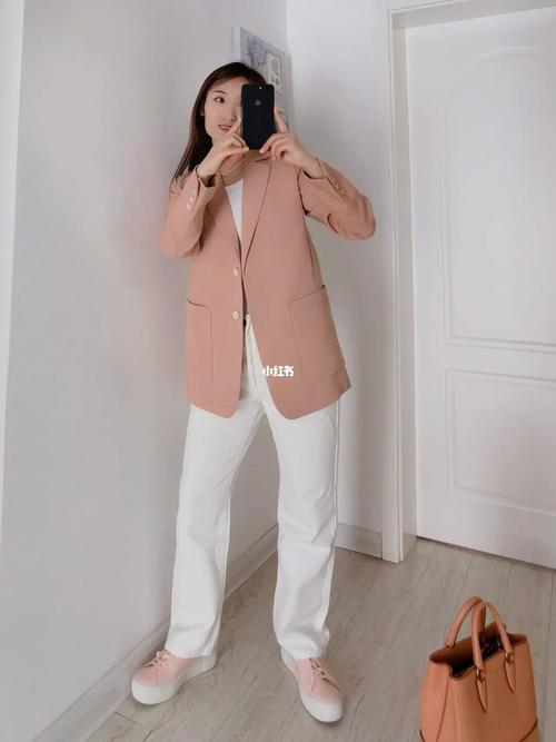 粉橘色外套怎么搭配