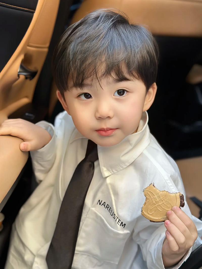 儿童穿白衬衣怎么搭配