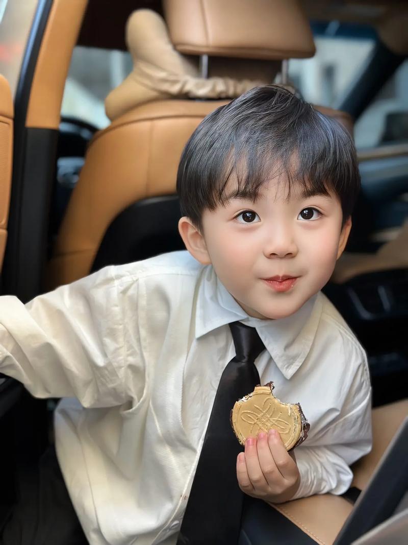 儿童穿白衬衣怎么搭配