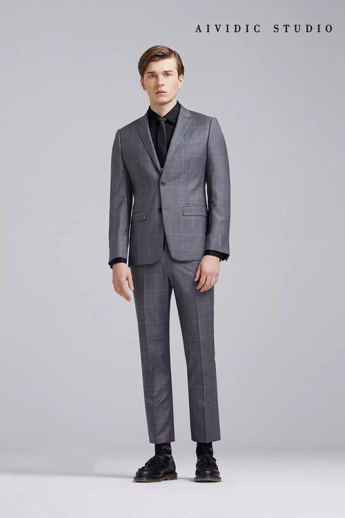 灰色西服配什么衬衫