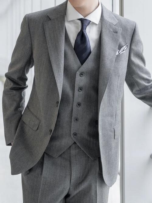 灰色西服配什么衬衫