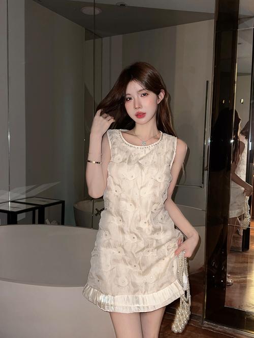 短款背心裙怎么搭配图片