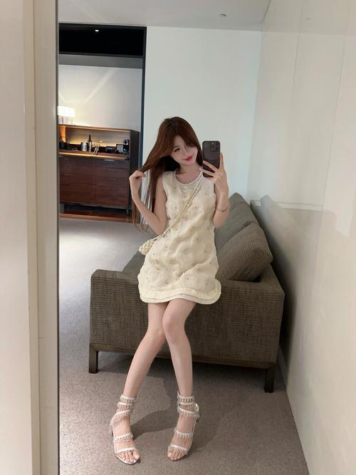 短款背心裙怎么搭配图片