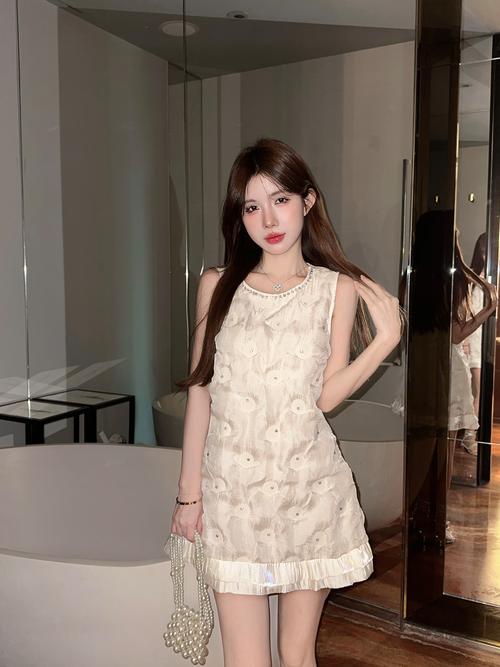 短款背心裙怎么搭配好看