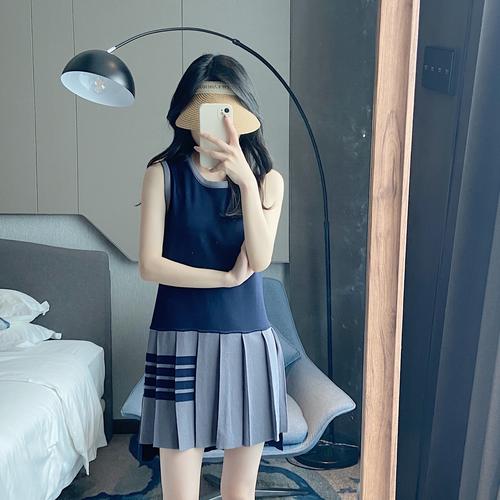 短款背心裙怎么搭配好看