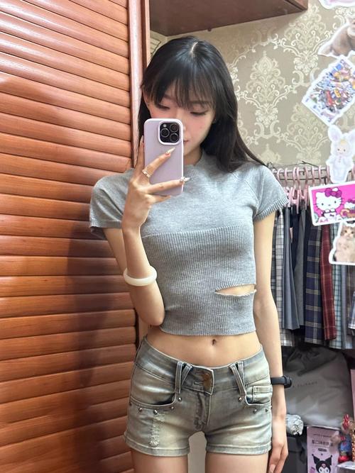 低腰牛仔短裤怎么搭配