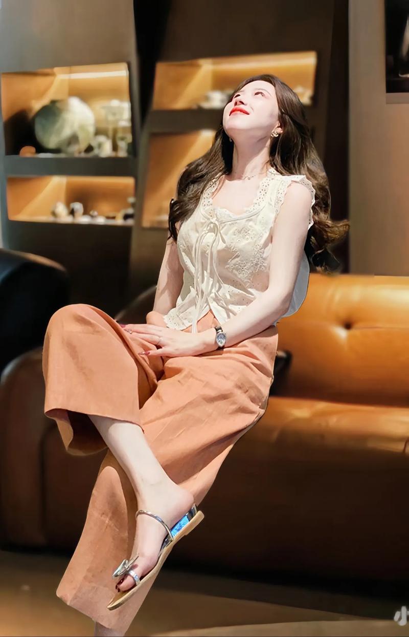 穿橘色裤子怎么搭配什么外套