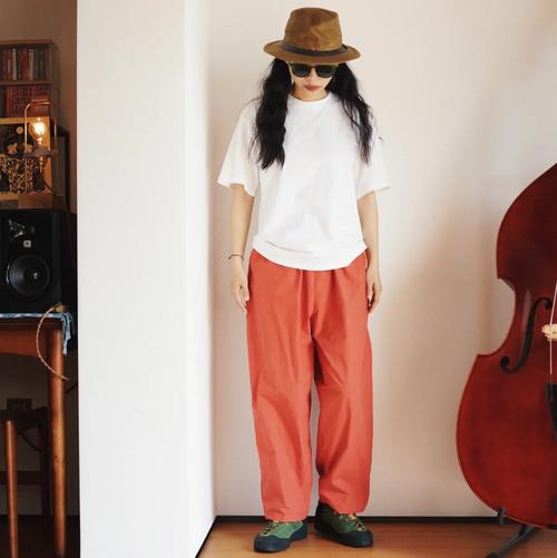 穿橘色裤子怎么搭配