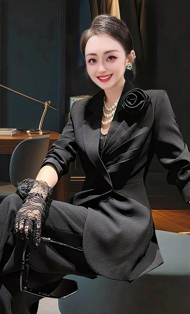 黑色喇叭裤配什么上衣