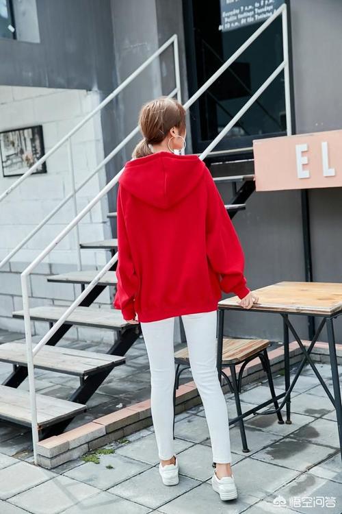 长款红色卫衣怎么搭配什么外套