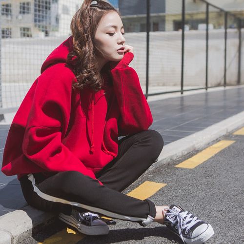 长款红色卫衣怎么搭配什么外套