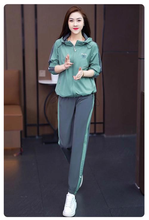 运动套装配什么鞋子