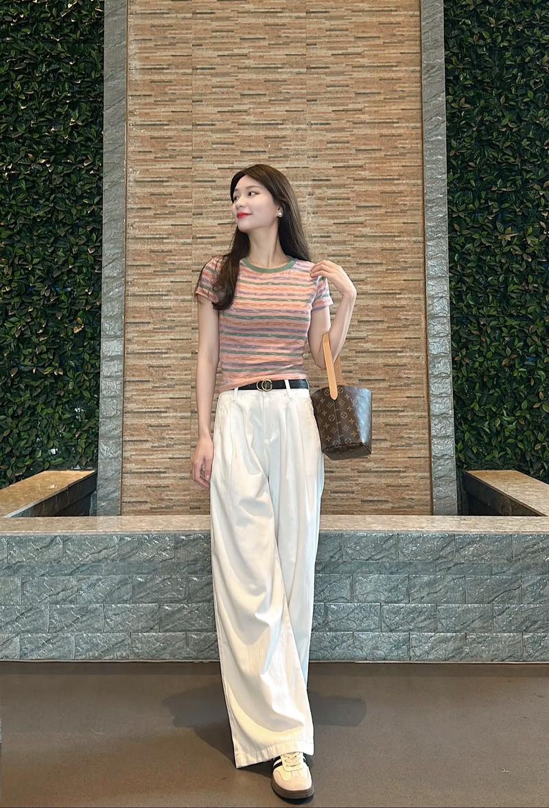 彩色条纹裤怎么搭配