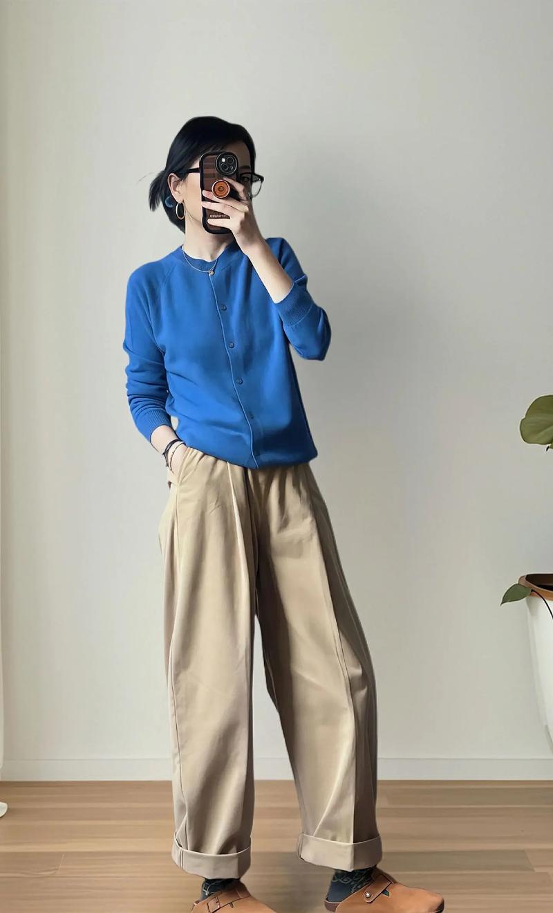 宝蓝色毛衣搭配怎么织