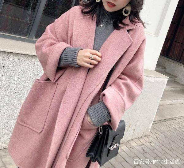 粉色上衣配什么颜色好看