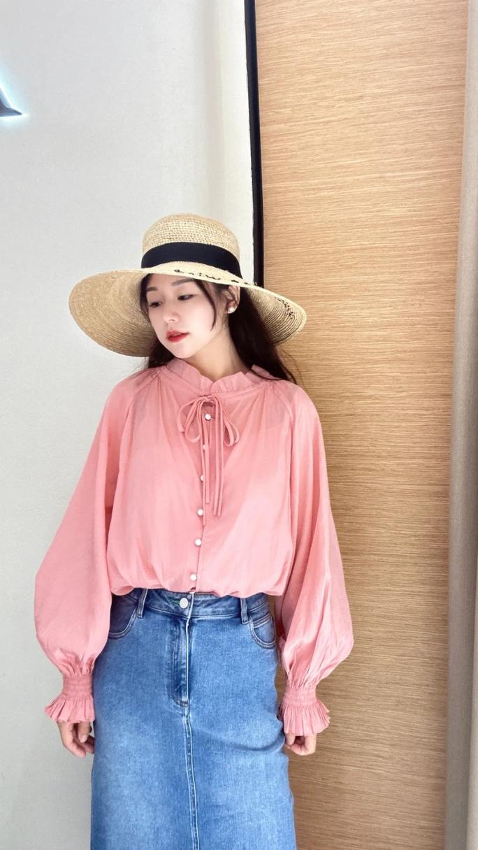 粉色上衣配什么颜色好看