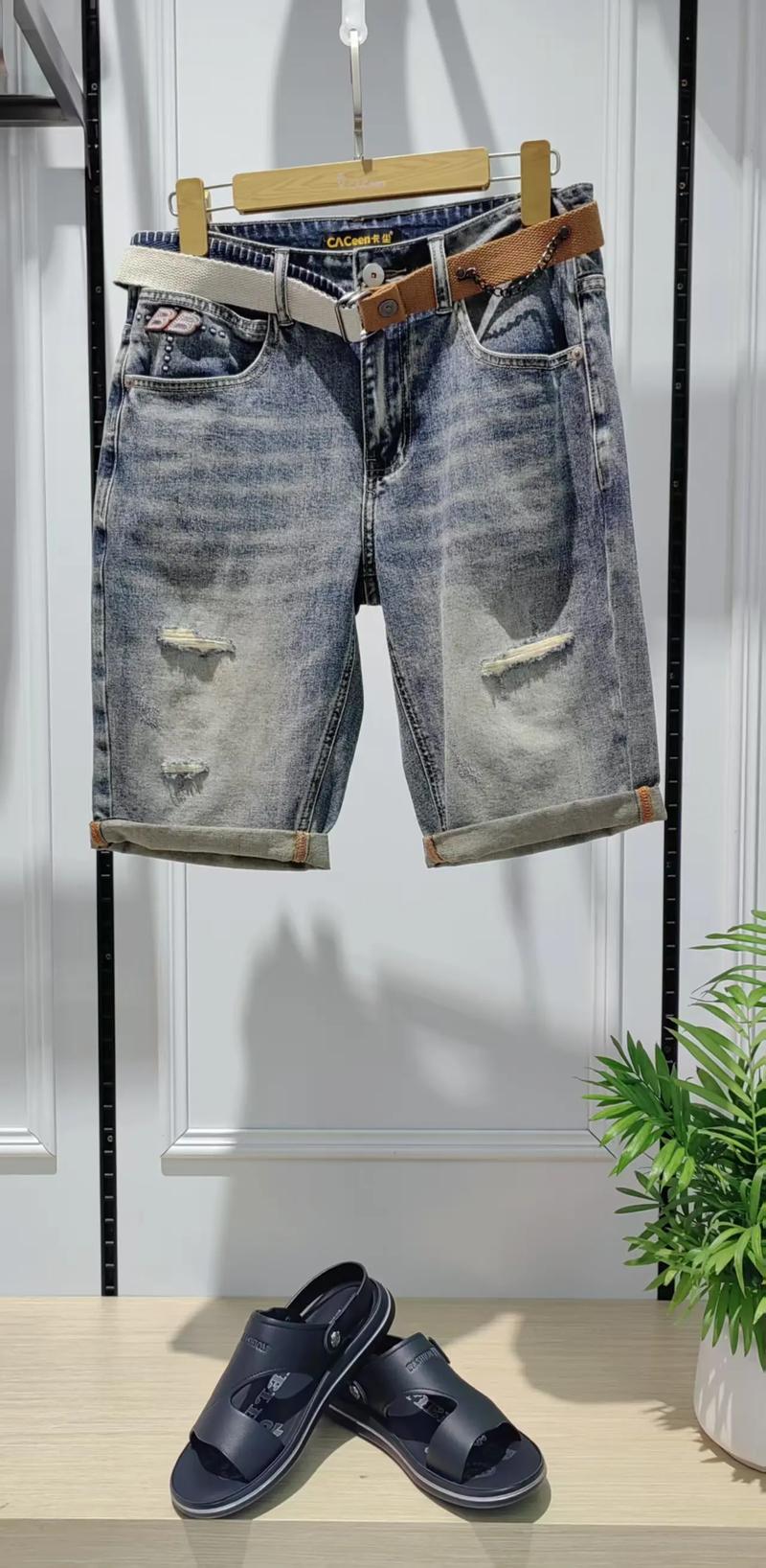 白色破洞短裤怎么搭配