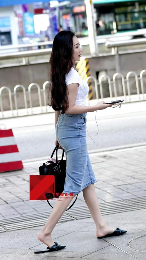 白色牛仔半裙怎么搭配图片欣赏