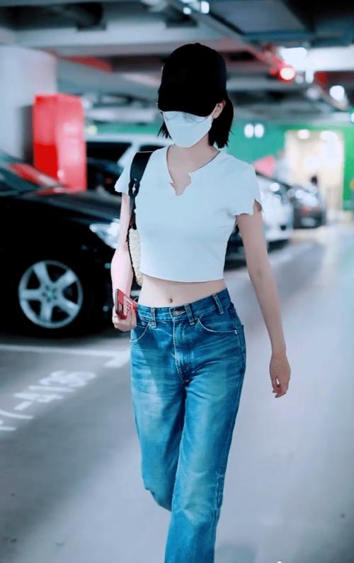 白色露脐上衣怎么搭配裤子