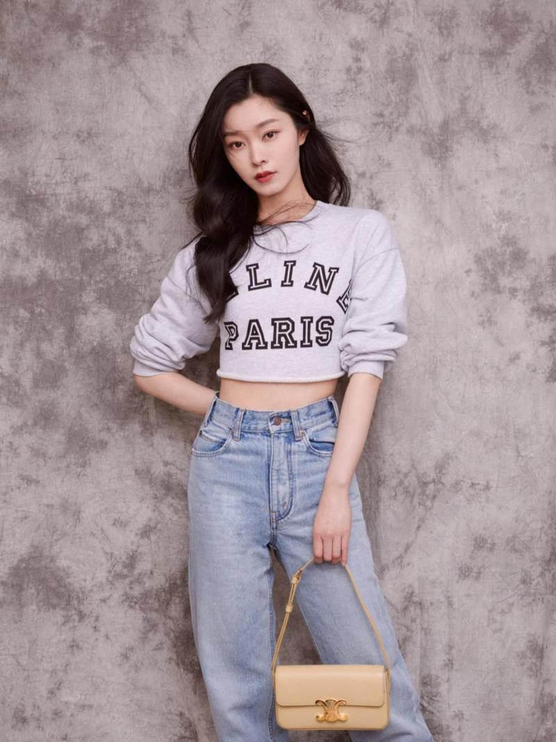 白色露脐上衣怎么搭配裤子