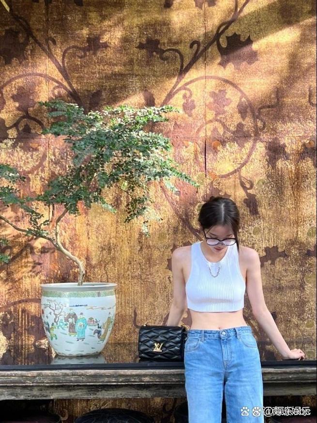 白色露脐上衣怎么搭配裤子